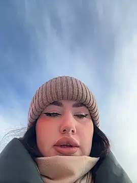 KiraSunshine online show from November 25, 2025, 3:51 am