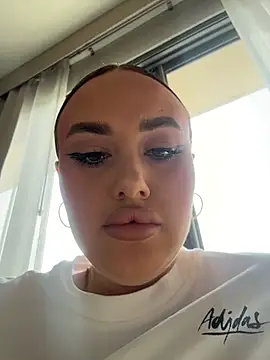 Snapshot of KiraSunshine chatting on February 18, 2026, 4:32 am KiraSunshine online show from February 18, 2026, 4:32 am