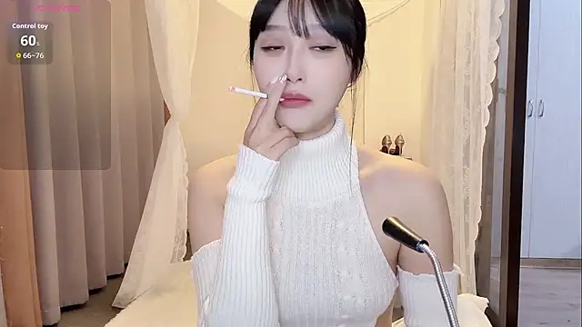 Xiaowen-wen online show from December 15, 2025, 1:28 pm