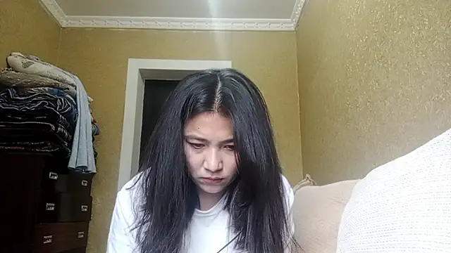 LinneaHyles online show from November 4, 2025, 4:05 am