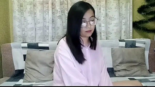 LinneaHyles online show from December 21, 2025, 1:02 pm