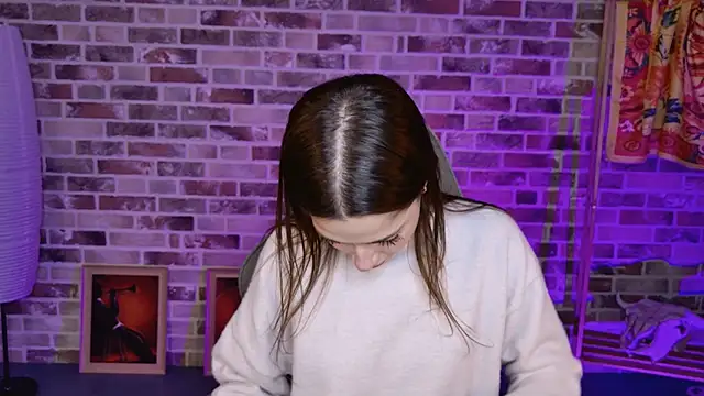 KiraVair online show from December 18, 2025, 12:09 pm