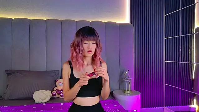 Tiny Dream online show from December 17, 2025, 8:03 pm