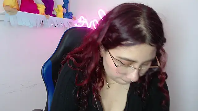 littlee red online show from October 27, 2025, 7:37 pm