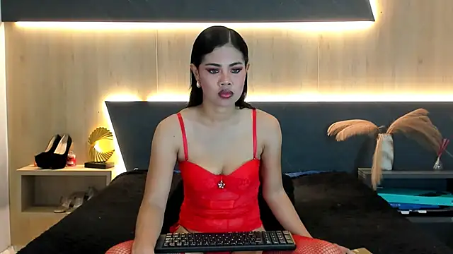 LorenaVarga online show from May 17, 2026, 7:36 pm