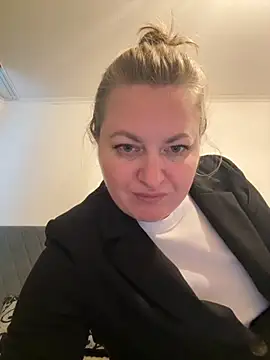 Amelia-Diamond online show from November 24, 2025, 11:43 am