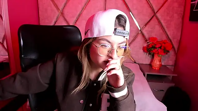 EmiliRouse  online show from December 5, 2025, 1:05 am