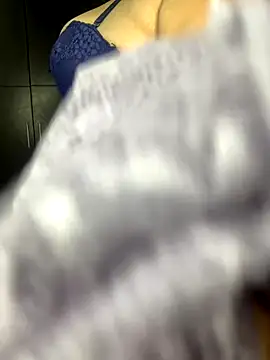 Orianabluee  online show from November 18, 2025, 3:21 am