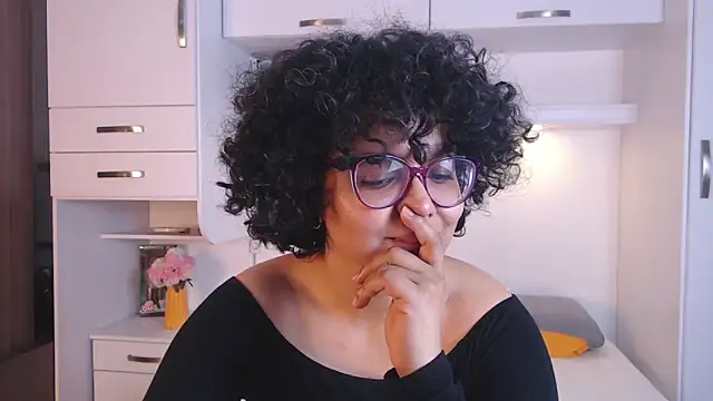 MartiRuis10 online show from November 10, 2025, 10:15 pm