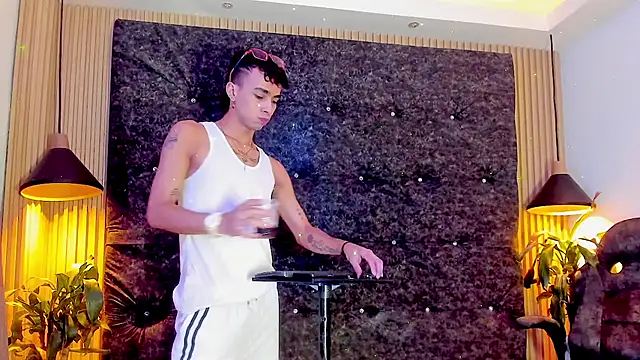 the fenix boy online show from October 25, 2025, 8:31 pm