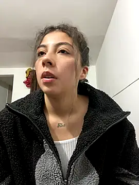 ShareeBax  online show from November 9, 2025, 11:31 pm