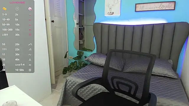 Aria Russo online show from November 10, 2025, 2:33 pm