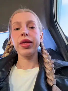 kira mia online show from April 17, 2026, 4:10 pm