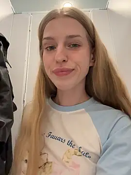 Snapshot of kira_mia chatting on May 20, 2026, 7:44 pm kira mia online show from May 20, 2026, 7:44 pm