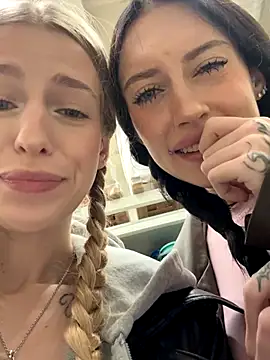 kira mia online show from December 2, 2025, 3:47 pm