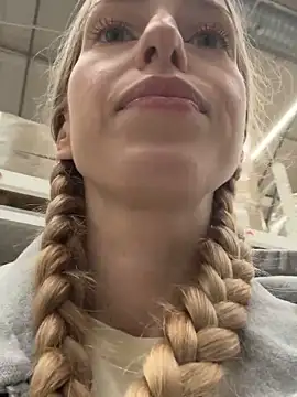 Snapshot of kira_mia chatting on November 29, 2025, 4:07 pm kira mia online show from November 29, 2025, 4:07 pm