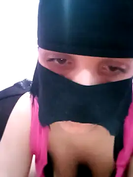 SandyAmr online show from December 4, 2025, 8:57 am