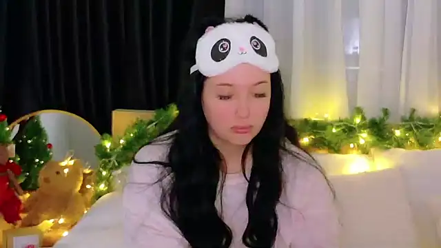 Felicia Herceg online show from December 14, 2025, 5:29 pm