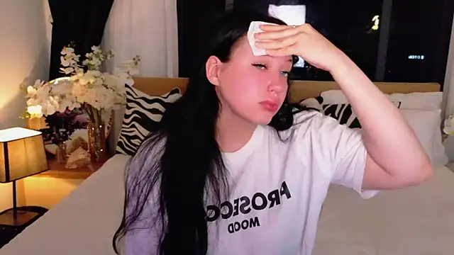 Felicia Herceg online show from November 15, 2025, 7:40 pm