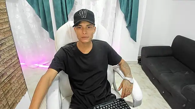 Snapshot of paul_booy chatting on October 24, 2025, 2:43 am paul booy online show from October 24, 2025, 2:43 am