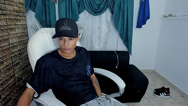 Snapshot of paul_booy chatting on November 6, 2025, 3:54 am paul booy online show from November 6, 2025, 3:54 am