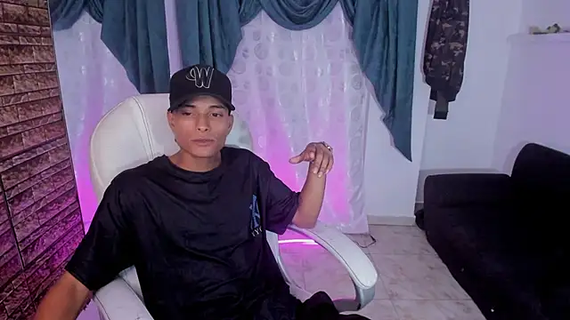 Snapshot of paul_booy chatting on October 25, 2025, 3:38 am paul booy online show from October 25, 2025, 3:38 am