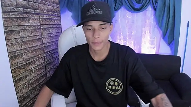 Snapshot of paul_booy chatting on November 8, 2025, 3:54 am paul booy online show from November 8, 2025, 3:54 am