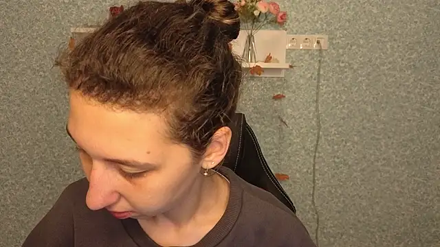 CuteEllii online show from November 28, 2025, 5:07 am