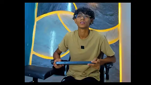 Snapshot of Sex_Boy_33_ chatting on October 24, 2025, 4:55 am Sex Boy 33 online show from October 24, 2025, 4:55 am