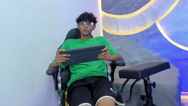 Snapshot of Sex_Boy_33_ chatting on October 28, 2025, 4:46 am Sex Boy 33 online show from October 28, 2025, 4:46 am