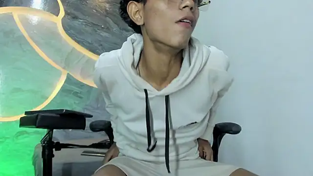 Snapshot of Sex_Boy_33_ chatting on October 26, 2025, 4:24 am Sex Boy 33 online show from October 26, 2025, 4:24 am