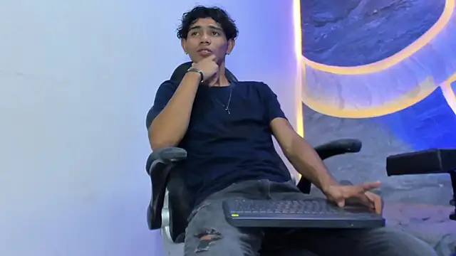 Snapshot of Sex_Boy_33_ chatting on November 22, 2025, 4:11 am Sex Boy 33 online show from November 22, 2025, 4:11 am