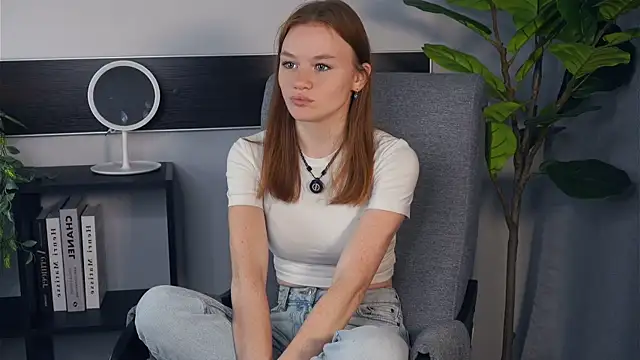 Snapshot of KarlynGow chatting on October 24, 2025, 5:28 am KarlynGow online show from October 24, 2025, 5:28 am