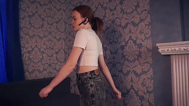 Snapshot of KarlynGow chatting on November 3, 2025, 6:40 am KarlynGow online show from November 3, 2025, 6:40 am