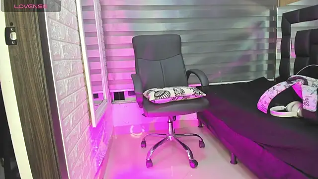 Sasha Davila online show from November 28, 2025, 10:15 am