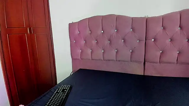 Sara Moon 18 online show from November 5, 2025, 8:01 pm