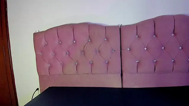 Sara Moon 18 online show from October 23, 2025, 8:18 pm