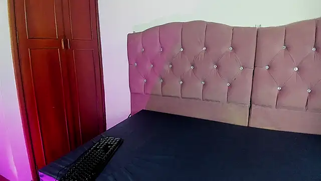 Sara Moon 18 online show from November 6, 2025, 8:02 pm