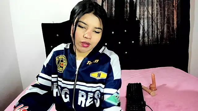 Sara Moon 18 online show from October 21, 2025, 8:30 pm