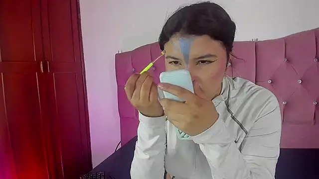 Sara Moon 18 online show from October 30, 2025, 8:06 pm