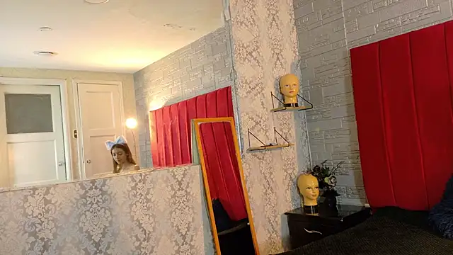 CloeSilver online show from October 31, 2025, 4:58 pm