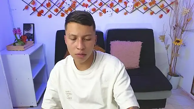 Snapshot of Martin_West chatting on October 27, 2025, 11:27 pm Martin West online show from October 27, 2025, 11:27 pm