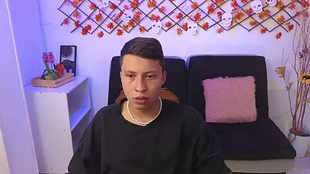 Snapshot of Martin_West chatting on October 23, 2025, 11:47 pm Martin West online show from October 23, 2025, 11:47 pm