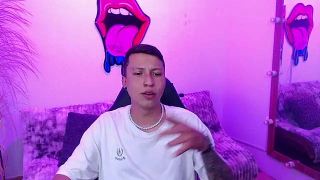 Snapshot of Martin_West chatting on October 22, 2025, 1:16 am Martin West online show from October 22, 2025, 1:16 am