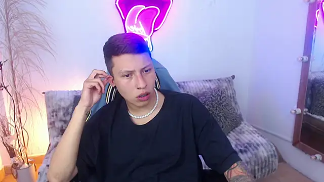 Snapshot of Martin_West chatting on October 22, 2025, 11:58 pm Martin West online show from October 22, 2025, 11:58 pm