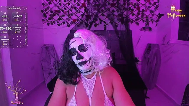 Karly Closson online show from October 30, 2025, 4:44 am