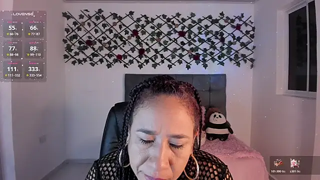 Karly Closson online show from November 30, 2025, 4:13 am