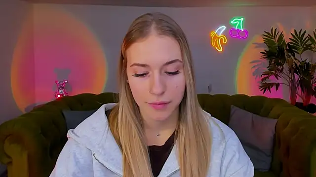 sassy cutie online show from November 25, 2025, 1:22 pm