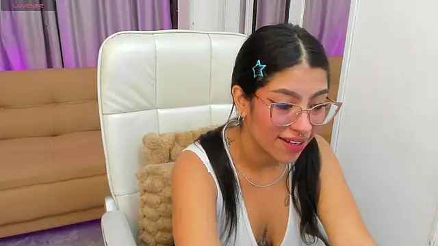 Claire Aristizabal  online show from November 28, 2025, 9:26 pm