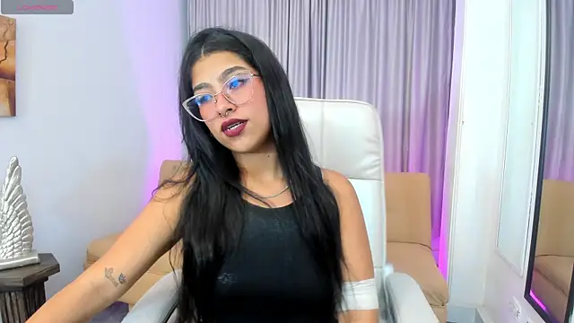 Claire Aristizabal  online show from November 10, 2025, 8:14 pm